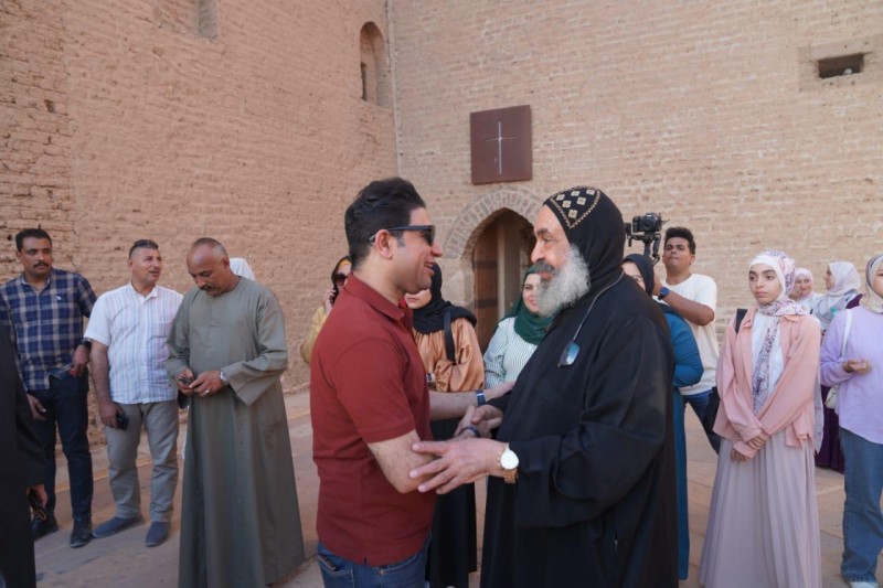 نائب محافظ سوهاج يصطحب 300 شاب وفتاة لزيارة الأديرة القبطية