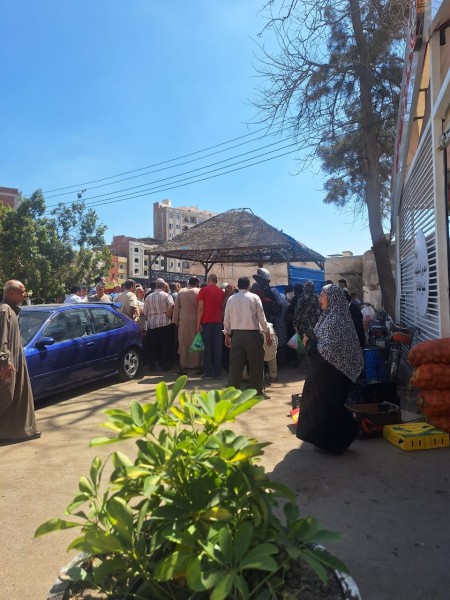 المحافظ: استمرارية عمل أسواق المعرض الدائم للسلع الغذائية بشارع قناة السويس بالمنصورة