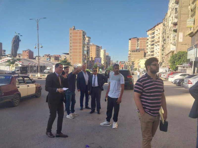 محافظ الدقهلية يلتقي المواطنين بمحطة الإمام محمد عبده ويوجه بزيادة باصات النقل الجماعي لتخفيف التكدسات