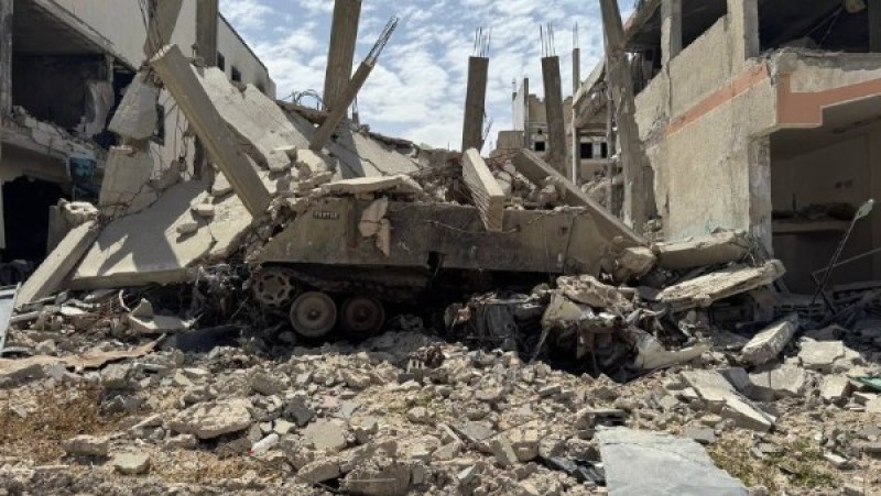 الاحتلال يستخدم ناقلات جند وروبوتات مفخخة لتفجير مئات المنازل في غزة