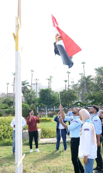 رئيس جامعة المنصورة يشهد تحية العلم بساحة الشعوب