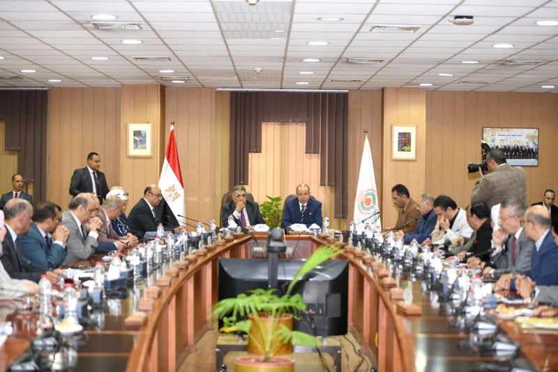 المحافظ يشارك في اجتماع مجلس جامعة المنصورة ويؤكد: الجامعة منارة للعلم والوعي وحصن الشباب ضد التطرف
