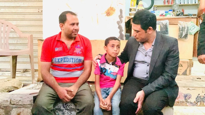 طفل ناشد الناس يشتروا من والده .. نائب محافظ سوهاج سدد إيجار محل والده عام كامل