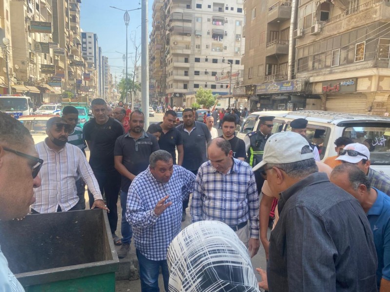 محافظ الدقهلية في جولة مفاجئة بشارع الجلاء سيرا علي الاقدام