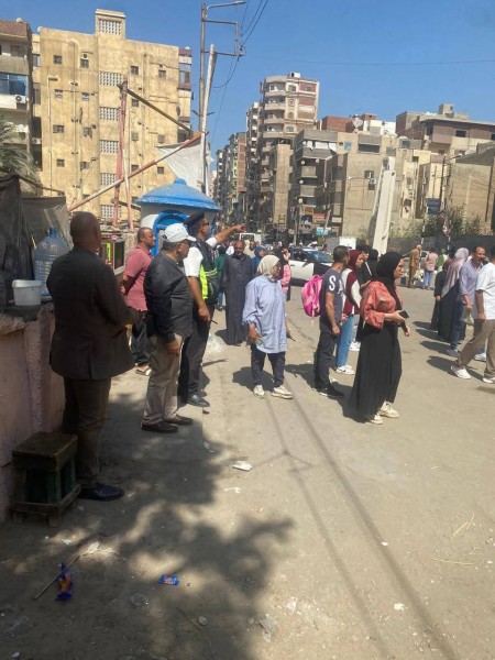 محافظ الدقهلية يفاجئ محطة ”الشيماء” بالترعه ويتجوّل وسط الطلاب منفردًا للتأكد من توافر وسائل النقل ومنع تقسيم الخطوط
