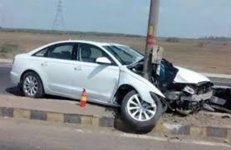 وفاة يمنى متأثرة بإصابتها بعد اصطدام سيارتها بعمود إنارة