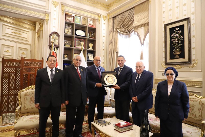 رئيس محكمة النقض رئيس مجلس القضاء الأعلى يستقبل الأستاذ الدكتور عميد كلية الحقوق بجامعة الإسكندرية