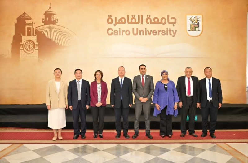 نائب رئيس جامعة القاهرة للدراسات العليا والبحوث يستقبل وفدا صينيا