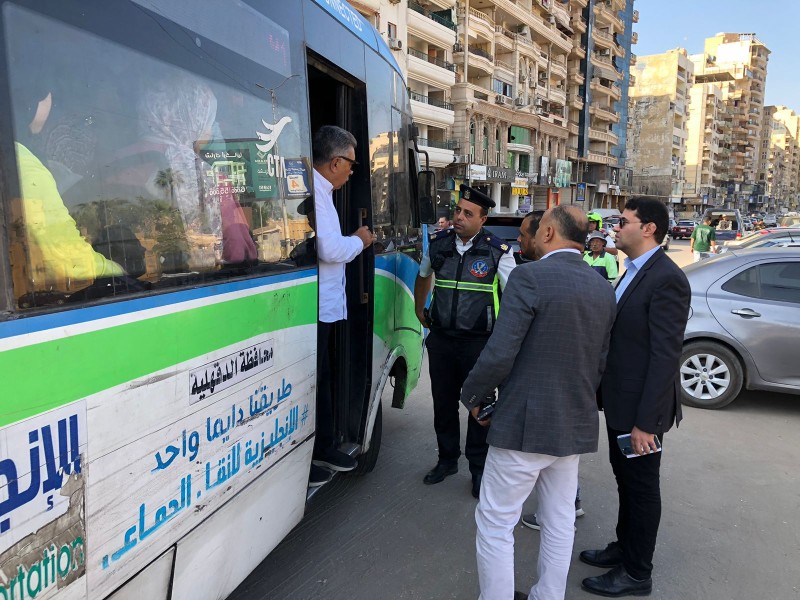 محافظ الدقهلية يتابع حركة السيارات  بشارع المشاية بالمنصورة