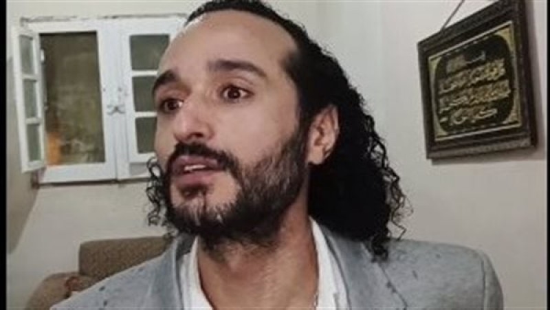 أحمد دومة يغادر السجن بعد إخلاء سبيله بكفالة 50 ألف جنيه في قضية أخبار كاذبة