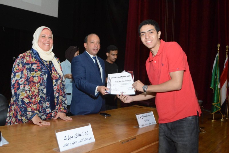 قصر العيني يكرّم طلابه الحاصلين على جوائز عالمية  وجامعية