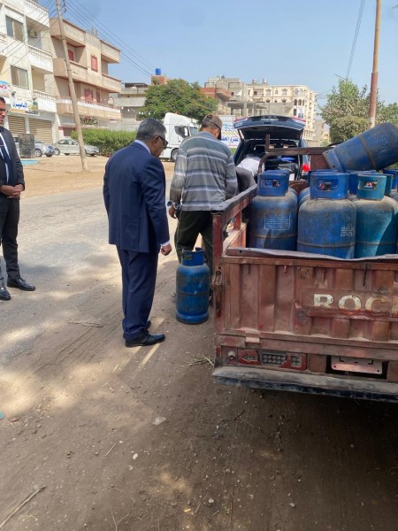 محافظ الدقهلية يستوقف أحد بائعي أسطوانات الغاز بمنية النصر للتأكد من الوزن والمواصفات خلال جولة مفاجئة