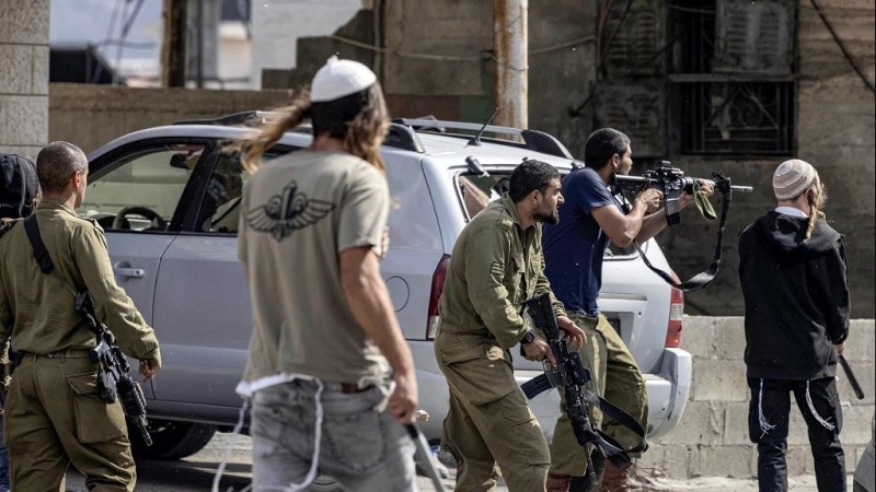 مستوطنون يحرقون مركبة ويحطمون نوافذ منزل لعائلة فلسطينية جنوب الخليل