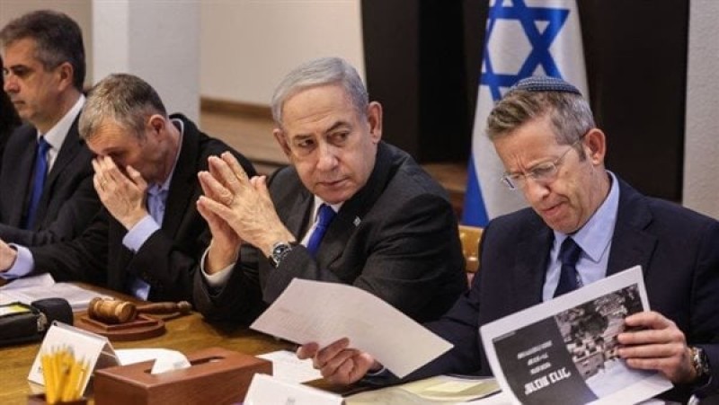 نتنياهو يبحث قائمة الأسرى الفلسطينيين المقرر إطلاق سراحهم في اجتماع أمني