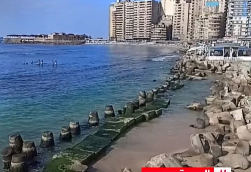 هل تسونامي يقترب بعد انحسار مياة البحر عن شواطئ الاسكندرية