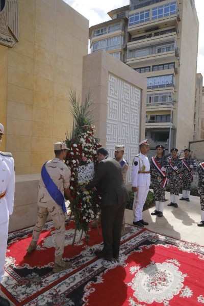 محافظ دمياط يضع إكليل الزهور على النصب التذكارى للشهداء .. إحتفالاً بالذكرى الثانية والخمسين لانتصارات أكتوبر المجيدة