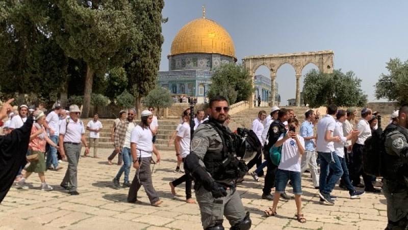 غناء ورقص.. إسرائيليون يقتحمون المسجد الأقصى خلال عيد العرش اليهودي