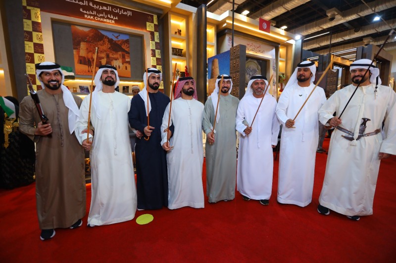 السفير الإماراتي يزور معرض تراثنا 2025