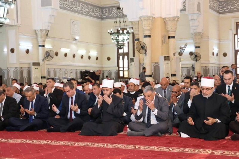 وزير الأوقاف ومحافظ الإسماعيلية ومفتي الجمهورية ورئيس الوطنية للإعلام يصلون الجمعة بمسجد أبي بكر الصديق احتفالًا بالعيد القومي للمحافظة