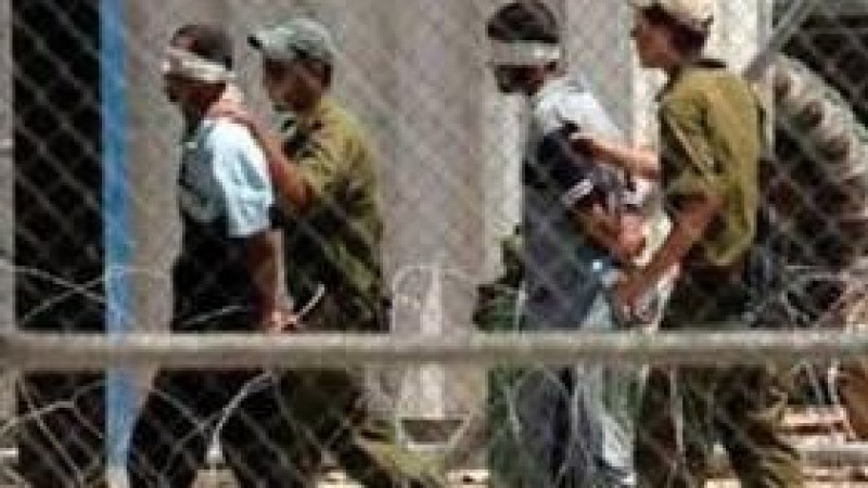 الاحتلال يجمع الأسرى الفلسطينيين في سجني عوفر والنقب للإفراج عنهم
