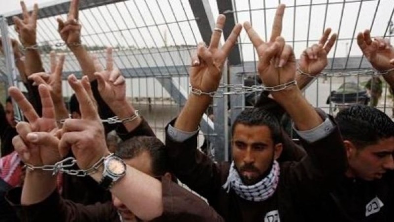 أول حافلة تقل الأسرى الفلسطينيين المفرج عنهم من إسرائيل تعبر إلى غزة