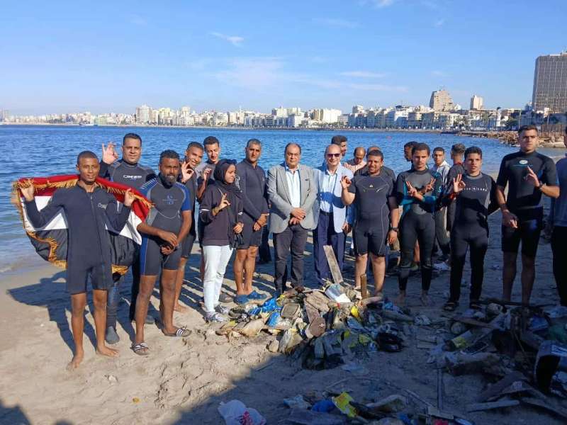 وزارة البيئة تُطلق حملة كبرى لتنظيف قاع البحر بالميناء الشرقي بالإسكندرية