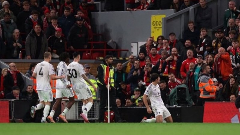بمشاركة محمد صلاح.. مانشستر يونايتد يسقط ليفربول بثنائية بالدوري الإنجليزي