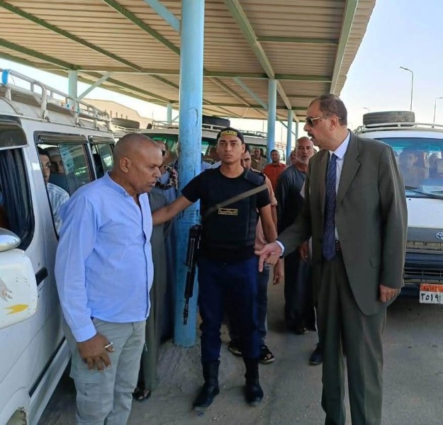 محافظ سوهاج يقوم بزيارة مفاجئة لتفقد موقف الجامعة الجديدة عقب الشكوى المتكررة من الطلاب