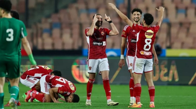لاعب يخطف الأضواء ويقود الأهلي لصدارة الدوري.. من هو؟