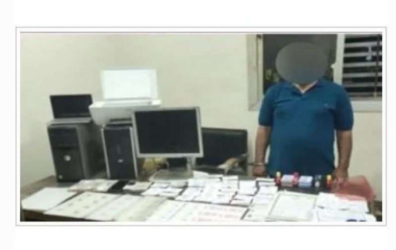 النيابة تستجوب نصاب استولى علي أموال المواطنين بزعم سفرهم بالتزوير
