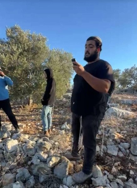 قيام مستوطنون يهود بطرد مزارعين فلسطينيين من أراضيهم شرق قلقيلية تحت حماية... قيام مستوطنون يهود بطرد مزارعين فلسطينيين من أراضيهم شرق قلقيلية تحت حماية جيش الاحتلال