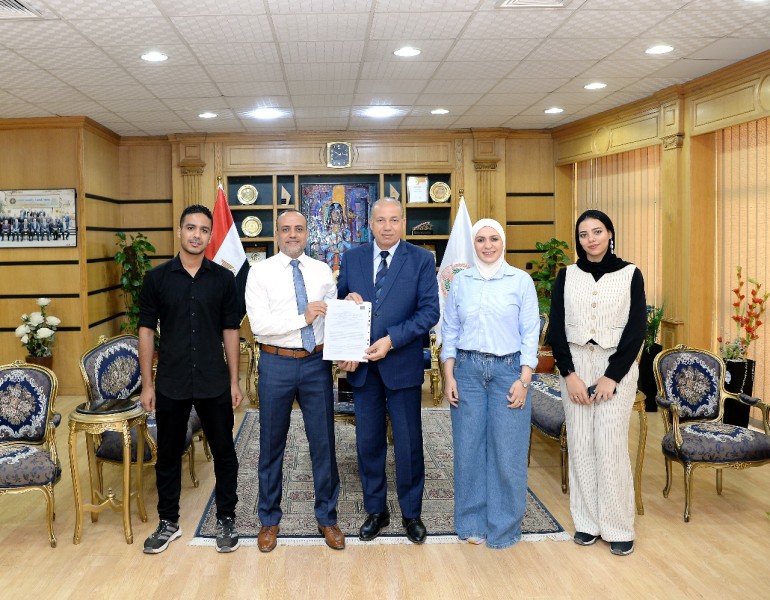 رئيس جامعة المنصورة يستقبل فريق مركز الحفريات الفقارية عقب اكتشاف ”تمساح الوادي” رئيس جامعة المنصورة يستقبل فريق مركز الحفريات الفقارية عقب اكتشاف ”تمساح الوادي”