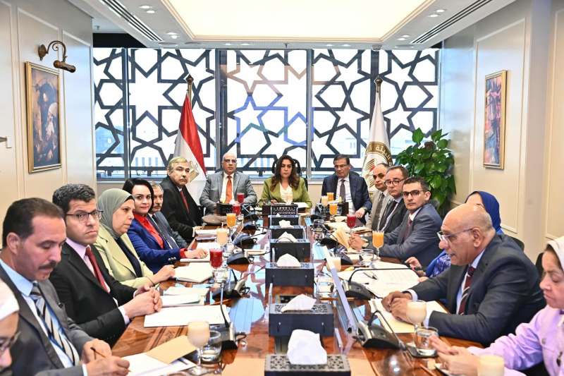 وزيرة البيئة، و وزير الموارد المائية والري، و وزير الزراعة و إستصلاح... وزيرة البيئة، و وزير الموارد المائية والري، و وزير الزراعة و إستصلاح الأراضي يناقشون تأثير تغير المناخ على الأمن الغذائي في مصر