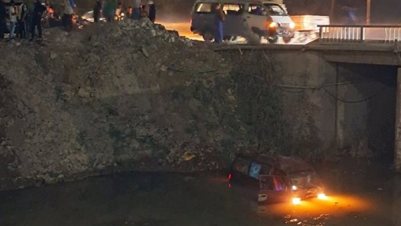 سقوط سيارة سوزوكي في ترعة الجيزة: رجال الإنقاذ النهري ينجحون في انتشالها