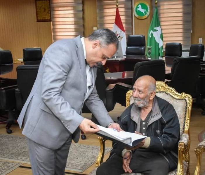 ”الاشموني” محافظ الشرقية يسلم وحدات سكنية بديلة لمتضرري عمارات الصوامع بالزقازيق