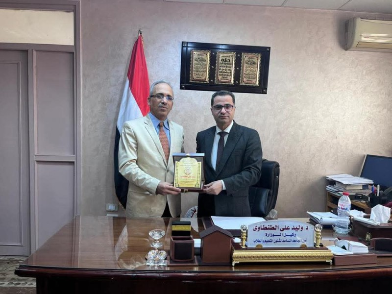 جامعة المنصورة: وكيل كلية العلوم يقدم درع التكريم لأمين جامعة المنصورة المساعد... جامعة المنصورة: وكيل كلية العلوم يقدم درع التكريم لأمين جامعة المنصورة المساعد لشؤون التعليم والطلاب