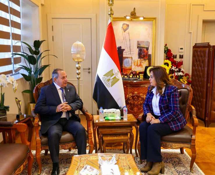 د. منال عوض تشهد توقيع عقد تقديم خدمات الجمع و نظافة الشوارع... د. منال عوض تشهد توقيع عقد تقديم خدمات الجمع و نظافة الشوارع بأحياء محافظة بورسعيد