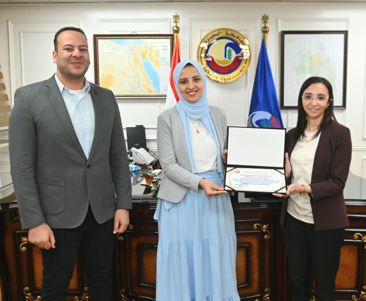 محافظ البحيرة تُكرم مديرة وحدة طب الأسرة بقرية المجد تقديرًا لجهودها