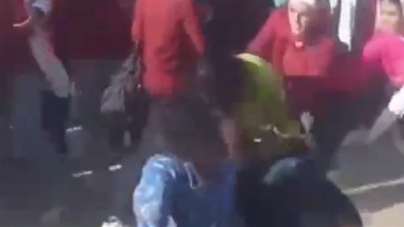 ضبط الطالبتين المتشاجرتين بمدرسة البحيرة: التحقيق في أسباب الواقعة ضبط الطالبتين المتشاجرتين بمدرسة البحيرة: التحقيق في أسباب الواقعة