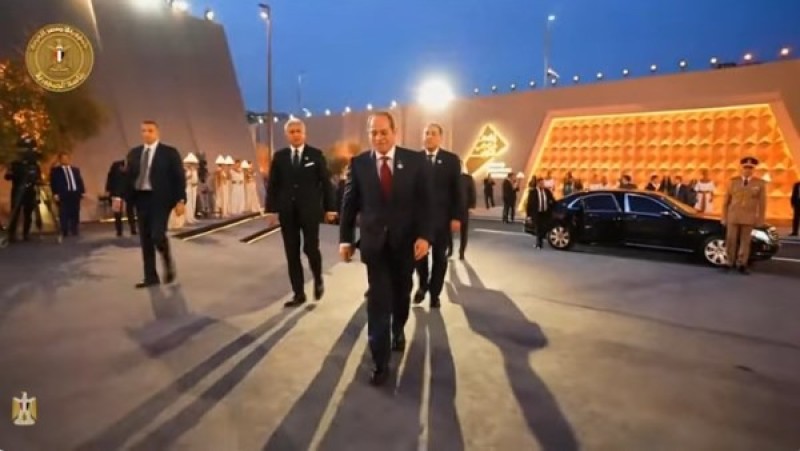 السيسي يصل حفل افتتاح المتحف الكبير على أنغام مقطوعة «أنا المصري»
