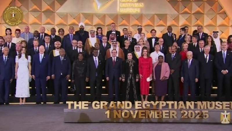 افتتاح المتحف المصري الكبير.. السيسي يلتقط صورة تذكارية مع قادة العالم