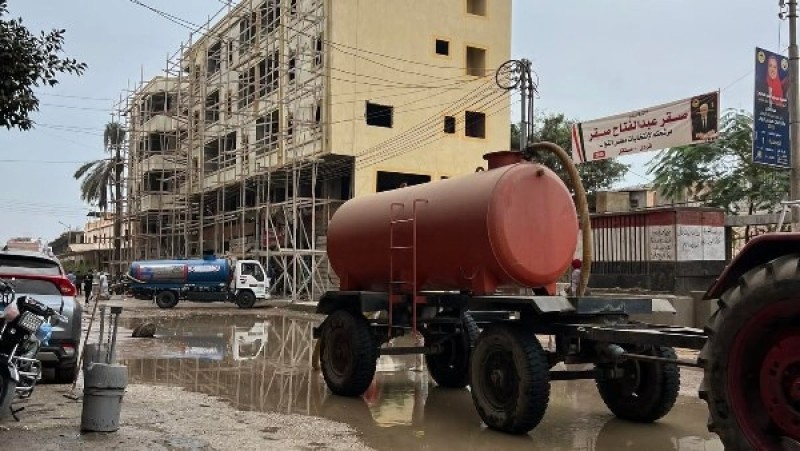 هبوط أرضي بسبب انفجار خط مياه رئيسي في الغربية