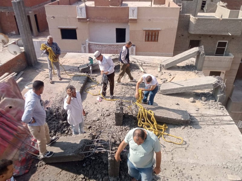 رئيس مدينة دمنهور يصدر قرارًا بإزالة دور سادس علوي مخالف بشارع عبد السلام” صور ”