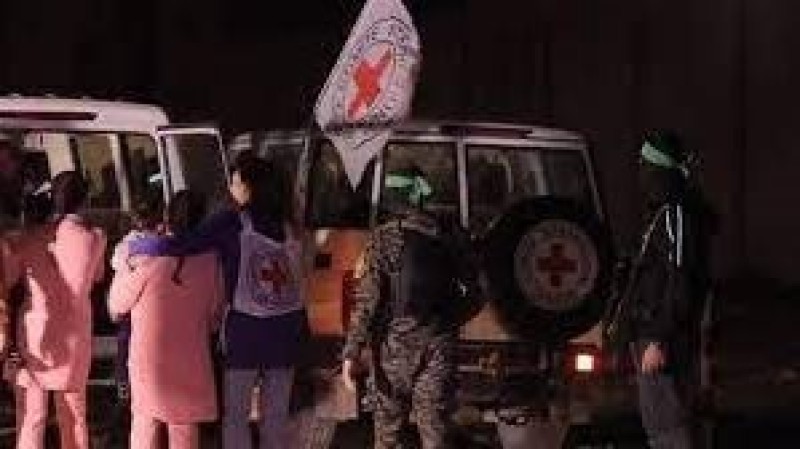 القسام تسلم جثامين 3 جنود للاحتلال عبر الصليب الأحمر