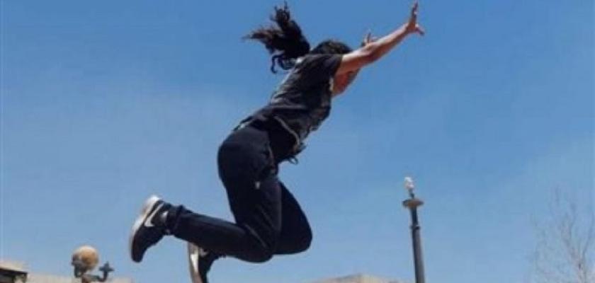 سيدة تقفز من الشرفة بعد ضبطها في أحضان الجار وتتهم زوجها بمحاولة التخلص منها