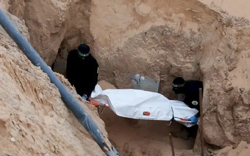 الاحتلال يكشف هوية جثث الأسرى الثلاثة التي سلمتها كتائب القسام