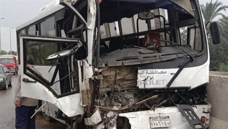 إدكو تشهد حادث تصادم مروع: 21 شخصًا مصابًا في تصادم بين سيارة ميني باص وسيارة نقل