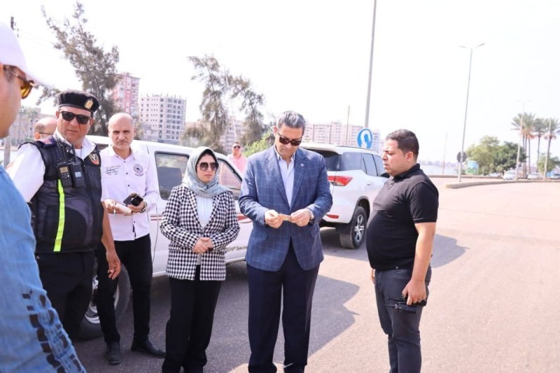 محافظ دمياط يستوقف سيارة تسير عكس الاتجاه ويسحب الرخص فورا