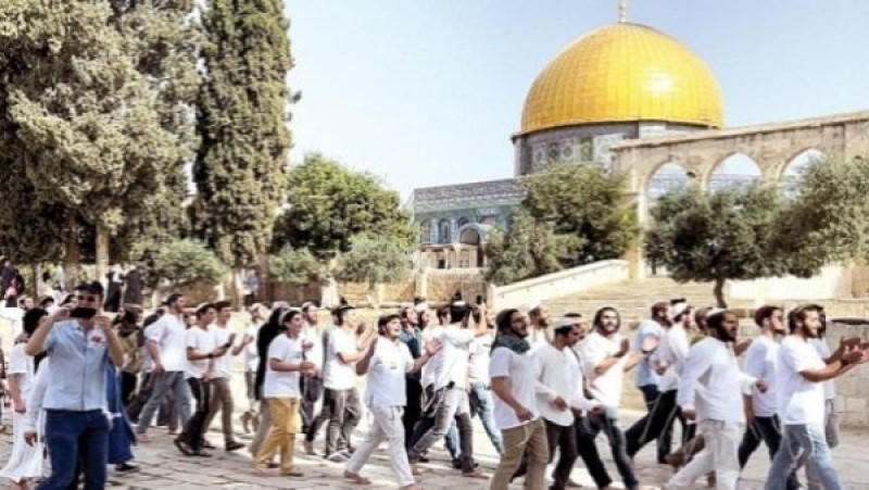 طلاب ومستوطنون يهود يقتحمون المسجد الأقصى