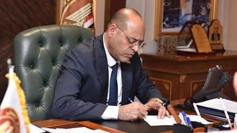 وزير العمل يُقرر إيقاف وإغلاق نشاط 10 شركات إلحاق عمالة مصرية بالخارج لمخالفتها أحكام القانون